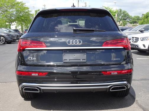 Mythos Black Metallic 2023 Audi Q5 S line Premium