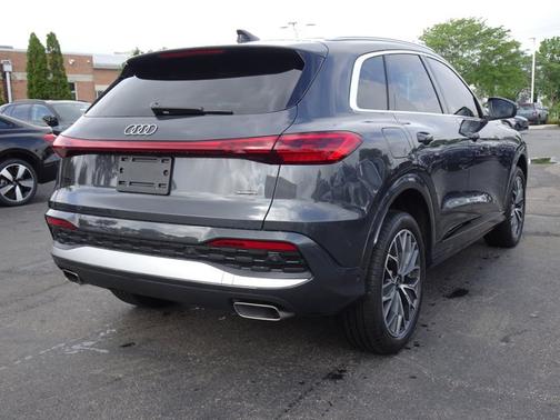 Tambora Gray Metallic 2025 Audi Q5 Premium Plus