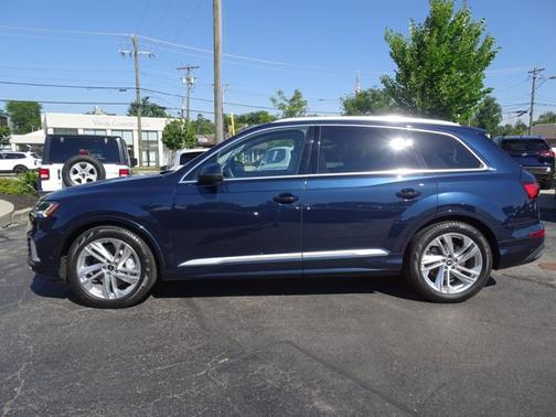 Waitomo Blue Metallic 2023 Audi Q7 Prestige