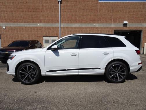 Glacier White Metallic 2026 Audi Q7 Premium Plus