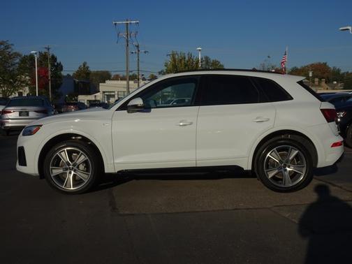 Glacier White Metallic 2025 Audi Q5 S line Premium