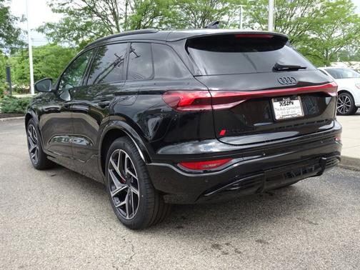 Mythos Black Metallic 2027 Audi SQ6 e-tron Premium Plus