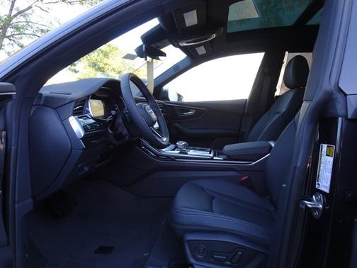 Mythos Black Metallic 2027 Audi Q8 Premium Plus