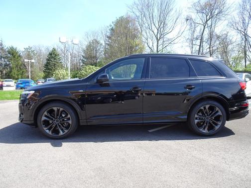 Mythos Black Metallic 2026 Audi Q7 Premium Plus