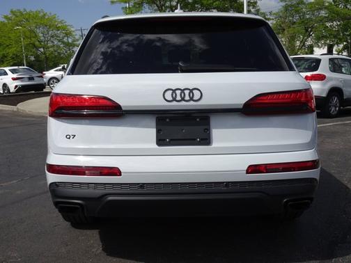 Glacier White Metallic 2025 Audi Q7 Premium Plus