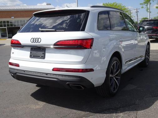 Glacier White Metallic 2025 Audi Q7 Premium Plus