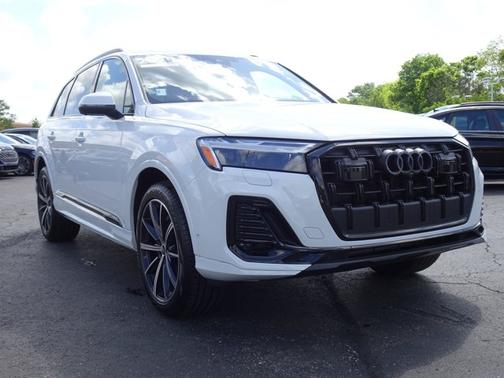 Glacier White Metallic 2025 Audi Q7 Premium Plus