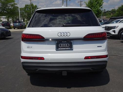 Glacier White Metallic 2024 Audi Q7 Prestige