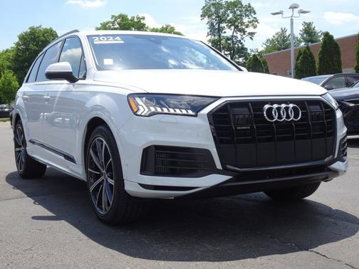 Glacier White Metallic 2024 Audi Q7 Prestige