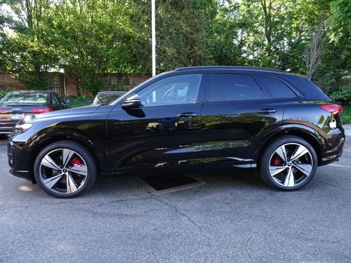 Mythos Black Metallic 2026 Audi SQ5 Premium Plus