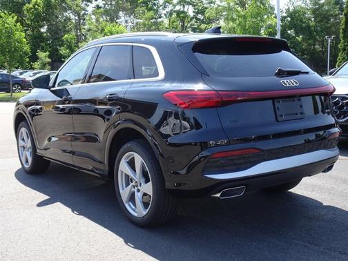 Mythos Black Metallic 2026 Audi Q5 Premium Plus