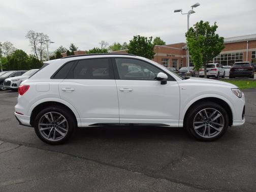 Glacier White Metallic 2024 Audi Q3 S line Premium