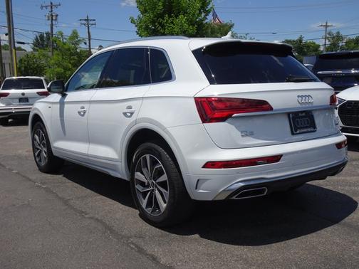 Glacier White Metallic 2023 Audi Q5 S line Premium Plus