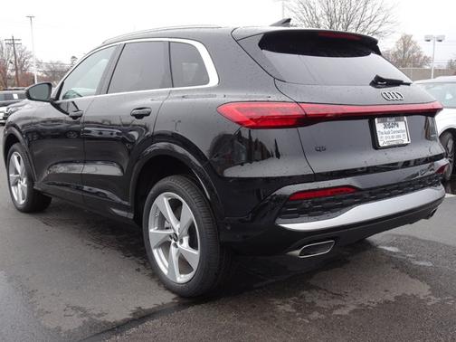 Mythos Black Metallic 2025 Audi Q5 Premium Plus