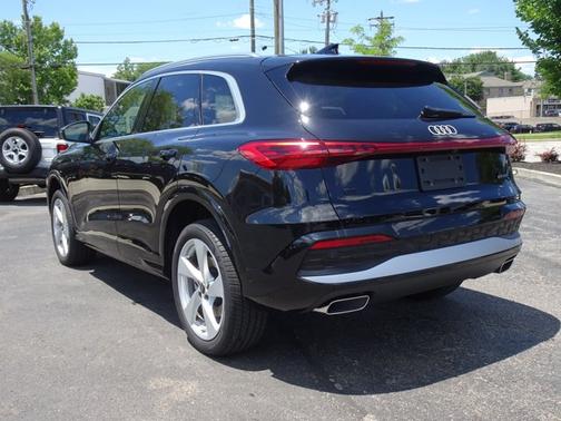 Mythos Black Metallic 2025 Audi Q5 Premium Plus