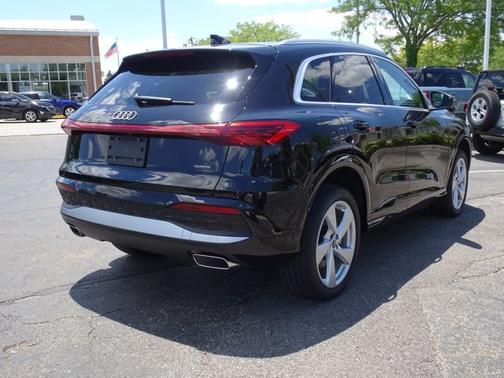 Mythos Black Metallic 2025 Audi Q5 Premium Plus