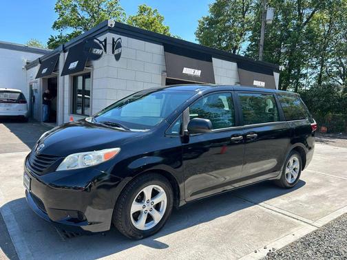 Attitude Black 2015 Toyota Sienna L
