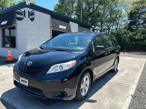Attitude Black 2015 Toyota Sienna L
