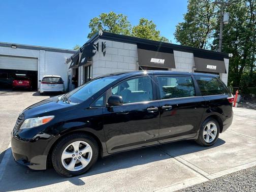 Attitude Black 2015 Toyota Sienna L
