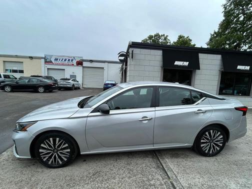 Brilliant Silver Metallic 2024 Nissan Altima 2.5 SV