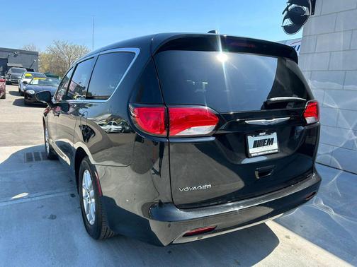 2022 Chrysler Voyager LX