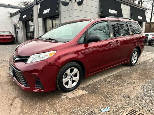 2018 Toyota Sienna LE