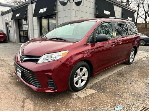 2018 Toyota Sienna LE