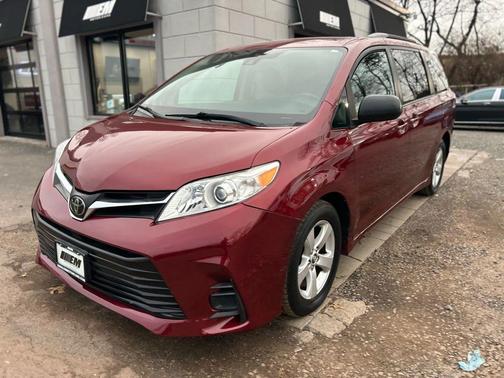 2018 Toyota Sienna LE