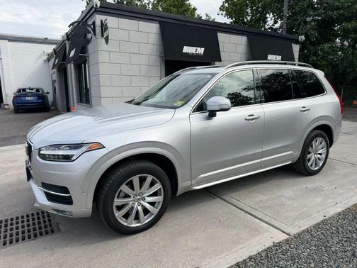 Bright Silver Metallic 2018 Volvo XC90 T5 Momentum