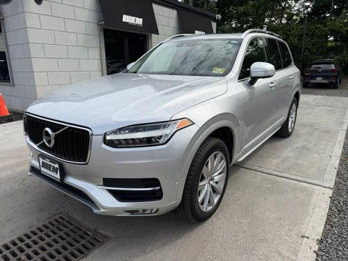 Bright Silver Metallic 2018 Volvo XC90 T5 Momentum