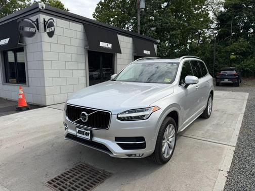Bright Silver Metallic 2018 Volvo XC90 T5 Momentum