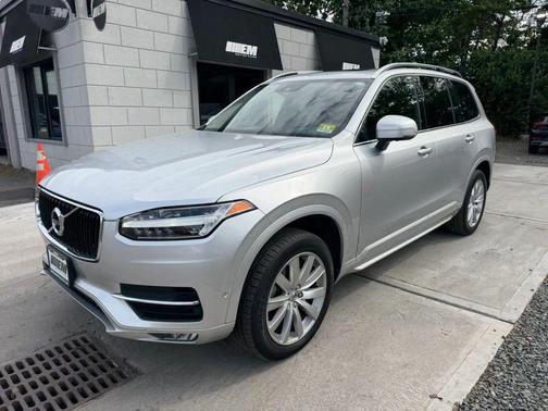 Bright Silver Metallic 2018 Volvo XC90 T5 Momentum