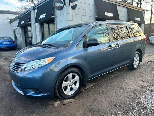 2017 Toyota Sienna LE