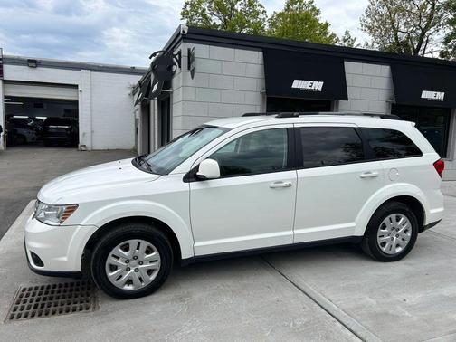 White 2019 Dodge Journey SE