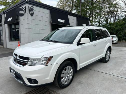 White 2019 Dodge Journey SE