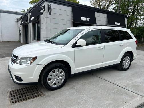 White 2019 Dodge Journey SE