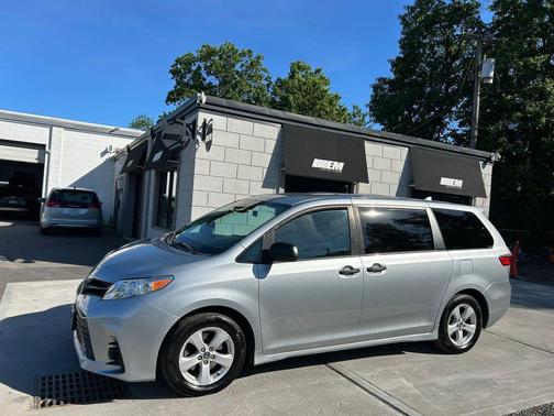 Celestial Silver Metallic 2019 Toyota Sienna SE