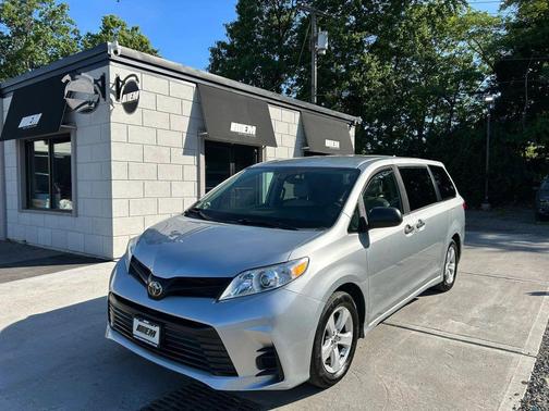 Celestial Silver Metallic 2019 Toyota Sienna SE