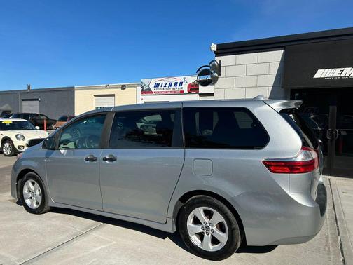 Celestial Silver Metallic 2019 Toyota Sienna SE