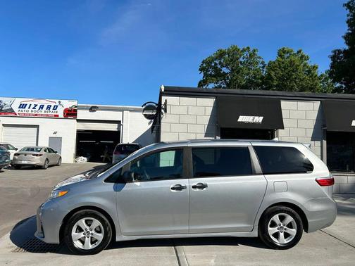 Celestial Silver Metallic 2019 Toyota Sienna SE