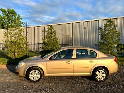 Photo 3 of 32 of 2005 Chevrolet Cobalt LS