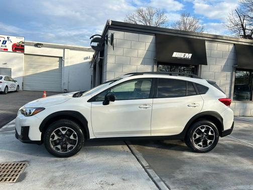 Crystal White Pearl 2019 Subaru Crosstrek 2.0i