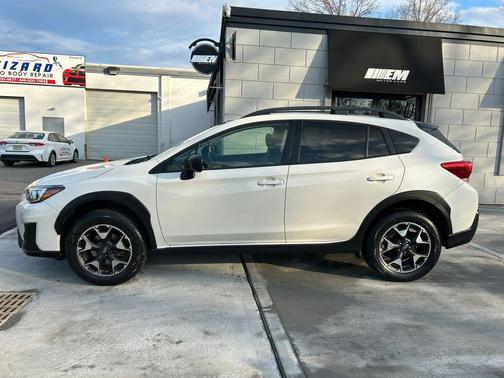 Crystal White Pearl 2019 Subaru Crosstrek 2.0i