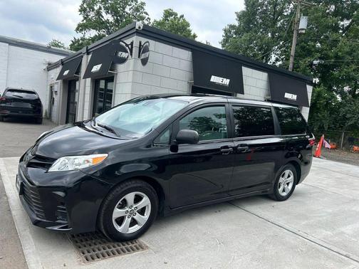 Midnight Black Metallic 2019 Toyota Sienna SE