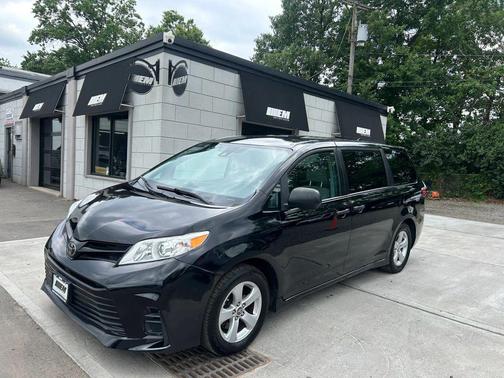 Midnight Black Metallic 2019 Toyota Sienna SE