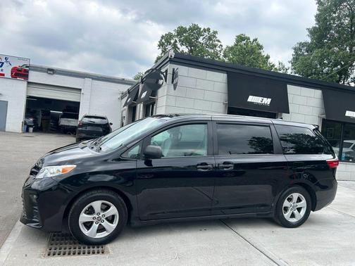 Midnight Black Metallic 2019 Toyota Sienna SE