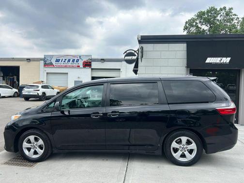 Midnight Black Metallic 2019 Toyota Sienna SE