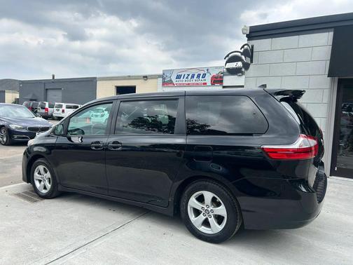 Midnight Black Metallic 2019 Toyota Sienna SE