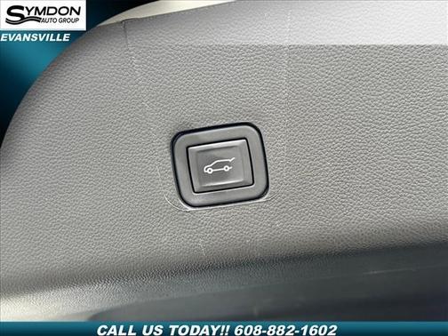 Summit White 2023 Chevrolet Traverse LT Cloth