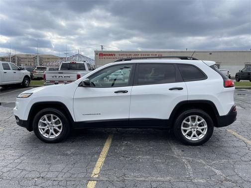 Photo 4 of 20 of 2017 Jeep Cherokee Sport